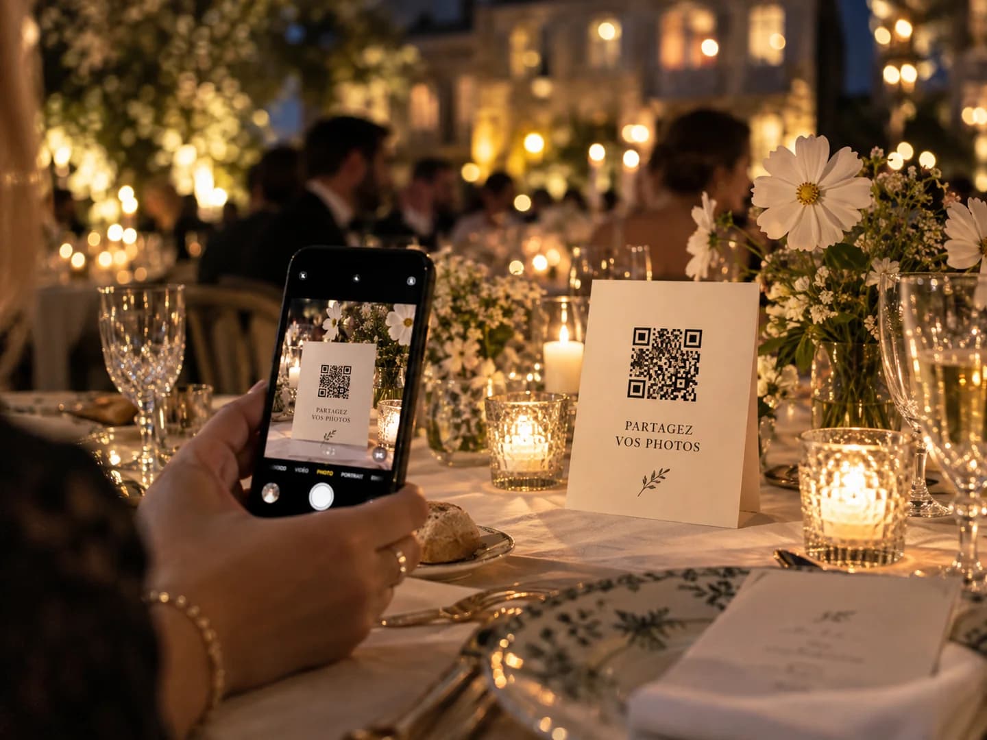 Un invité scanne le QR code posé sur une table de réception.